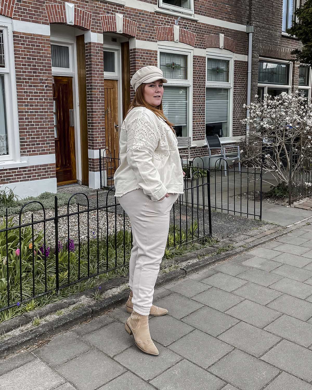 baggy, beige & broderie