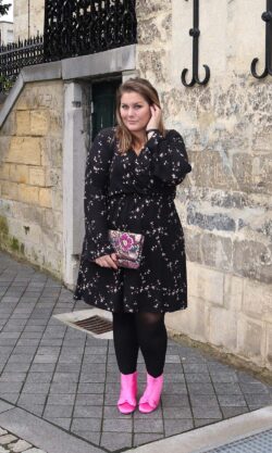 Pink boots, thebiggerblog, yours clothing, Josine Wille, size 20, maat 48, plussize fashion blog, fashion blogger, goedkope grote maten kleding, grote maten, plussize fashion, affordable plussize, curves on the road, pink boots, roze laarzen, satijnen laarzen, bloemetjes jurk grote maten, jacquard handtas, jacquard purse, plussize winter outfit inspiration, winter dress, plussize winter look, plussize fall look, black and pink, snag tights, plussize tights, grote maten panty, river island wide fit