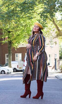 belloya, blouse jurk, blouse dress, plussize fashion Trends, thebiggerblog, Josine Wille, plussize pregnancy, plussize zwangerschap, shop your shape, 2018, Rotterdam, gele baret, gestreepte jurk grote maten, gestreepte blouse jurk, jurk met strepen, jurk maar 48, jurk maat 50, grote maten jurk, plussize jurk, gekleed in herfstkleuren, jurk herfstkleuren, jurk herfsttinten, zwangerschapskleding grote maten,