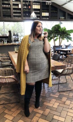 thebiggerblog, Josine Wille, plus-size mode, plussize fashion, pied-de-poule, happy size, belloya, over knee boots, wide fit boots, wide fit overknee, hoge zwarte laarzen brede kuiten, brede kuit laarzen, tricot laarzen, zwarte laarzen brede kuit, tricot jurk, koker jurk, plussize fashion blog, mode blog, trompet mouwen, trumpet sleeve, check, jurk maat 48, jurk maat 50, zwart wit jurkje, grote maten jurk, plussize jurk, plussize dress, zwanger, plussize pregnancy, zwanger overgewicht, dik zwanger, plussize zwangerschapskleding, shop your shape, de plantage