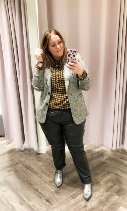 herfst 2019 trends plus size, miss etam, thebiggerblog, Josine Wille, paskamer selfie, shoplog miss etam, paskamer miss etam, pashokje, shoplog, vlog, plussize fashion blog, shop your shape, grote maten mode, goedkope grote maten kleding, goedkope kleding, mode, fashion trends, plussize mode trends, curvy, curves, maatje mee, maat 48, maat 50, size 20, size 22, check blazer, pied de poule print, dogtooth blouse, faux leather pants, faux leather joggers