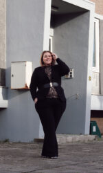 ms mode, thebiggerblog, polygiene, stof tegen zweetgeur, Nooit meer last van zweetgeur, middel tegen zweetgeur, 2020, mode blog, fashion blog, plussize fashion, plussize blog, josine, black suit, red suit, suit with flare pants, blazer with belt, trend, blazer met ceintuur, blazer met riem, pak met wijde pijpen, zakelijk pak grote maten, plussize, grote maten, mode, maat 48, maat 50, business wear, business outfit, zakelijke outfit