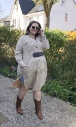 thebiggerblog, Josine Wille, navabi, annalisa, plussize, maat 48, maat 46, maat 50, beige jurk, safari jurk, jurk met riem, tailleren, plussize blog, body positive, body neutral, fashion blog, grote maten kleding, grote maten mode, jurken grote maten, modeblog, tricot riem, streetstyle, outdoor, tuin, grinttegels, cowboylaarzen brede schacht, wielrenbroekje, schurende dijbenen