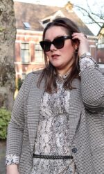 plus size fashion blogger, Josine Wille, thebiggerblog, Moschino zonnebril, Moschino black sunglasses with studs, tricot pak, jersey suit, comfortable women’s suit, check suit, geruit pak, tricot blazer, tricot blazer grote maten, plussize tricot blazer met ruit, plussize blazer ruit, H&M, hennes plussize, H&M grote maten, Hennes en Maurits grote maten, pak maat 48, pak maat 50, suit size 18, women’s suit size 20, women’s suit size 22, plus size belt, leren riem grote maten, happy size, slangenprint blouse, blouse grote maten, blouse dikke bovenarmen, beige blouse met dierenprint, grote maten mode, plussize fashion, mode blog, body positivity, body confidence, body neutral, body neutrality, love the skin you’re in, size happy