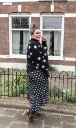 2020, theBiggerBlog, plussize fashion blog, happy size, plussize fashion, grote maten mode, plussize rok, polkadot skirt, black and white polkadot, zwart met witte stippen, stippenprint, dot print, plussize polkadot skirt, plussize polkadot jumper, polkadot pullover, H&M, Hennes & Maurits, socks in sandals, sokken in sandalen, kousen in open schoenen, kousenvoetjes met print, maat 48, maat 50, stippen rok maat 50, bulushop, glitter haarband, haarband die niet afzakt, mode blog, fashion blogger, content creator, plussize influencer, body positive blogger, body neutral blogger, body positive influencer