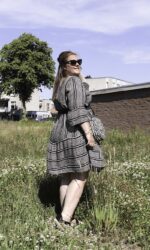 thebiggerblog, Josine Wille, happy size, plussize blog, plussize fashion blog, mode blog, 2020, zomer jurk, boho jurk, viscose jurk maat 48, size 20, black and white flare dress, ibiza jurk grote maten, body confidence, body positive, plussize mom