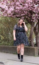 thebiggerblog, Josine Wille, ms mode, plus-size fashion blog, plussize blogger, floral dress plussize, floral wrap dress, plussize floral wrap dress, wikkeljurk bloemen, bloemenprint met Lila, wikkeljurk met bloemenprint, grote maten wikkeljurk, grote maten zomerjurk, festival jurkje, wikkeljurk maat 48, wikkeljurk maat 50, wikkeljurk maat 52, grote maten mode, maatje meer, plussize fashion, 2020, summer 2020 trends, leather waistcoat, cropped leather waistcoat, cropped leather vest, leren gilet, schurende dijbenen, wielrenbroekje, kort broekje onder jurk, blossom, bloesem, voorjaar 2020, spring, lente