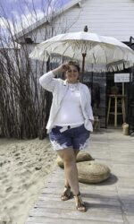 happy size, thebiggerblog, Josine Wille, plussize fashion blog, plussize fashion, betaalbare mode, goedkope grote maten kleding, Sara Lindholm, angel of style, webshop plussize. fashion blog, 2020, zomerkleding maat 48, zomerkleding maat 50, korte broek maat 50, shorts size 22, plussize shorts, plussize denim shorts, plussize jeans, grote maten spijkerbroek, spijkerbroek met kant, jeans with lace, white lace, wit kant, parels op jeans, jeans met parels, jeans with pearls, denim and white, jeans en wit, zuid Frankrijk, Hourtin, tulum, noordwijk,