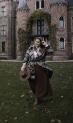 plussize fashion blogger, dutch plussize fashion, grote maten mode, wintermode plussize, maat 48, maat 50, lange plisse rok, plisse rok plussize, azteken print, Josine Wille, 2020, paprika fashion, cognac, wide fit leren laarzen, laarzen voor brede kuiten, laarzen voor dikke kuiten, wide fit boots, western look plussize, winter 2020, fall 2020