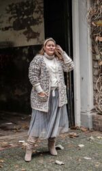 happy size, angel of style, Sara Lindholm, size 20, size 22, maat 48, maat 50, tweed vest, Chanel vest plussize, boucle vest, tweed vest, twee brei, Amsterdam, luxelog, Esmee Rudolf, fotograaf, primark laarzen brede kuiten, haarband leer, nep leren broek, 2020, plussize blog, fashion blog, mode blog, trends winter, winter 2020