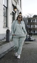 thebiggerblog, Josine Wille, happy size, maat 48, maat 50, size 20, size 22, plussize fashion blog, mode blog, grote maten mode, ton sur ton, ton-sur-ton, fashion trend 2021, lente trends 2021, spring 2021, casual outfit with blazer, sportief met blazer, joggers met rits, zipper at outseam, Sara Lindholm, angel of style, budget plussize fashion, saliegroen, sage green, fashion color trend, sage ton sur ton, outfit geheel in dezelfde kleur, body confidence, body positive, body positivity, self confidence, shop your shape, mintgroen, joggingpak, pastel