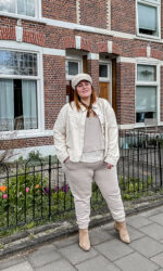 thebiggerblog, Josine Wille, carmakoma, jack met broderie, plussize fashion, grote maten mode, plussize fashion blog, mode blog, beige fashion, ton sur ton, trends 2021, maat 48, maat 50, joggers fashion, 2021, fashion Inspo, H&M, primark, Bristol, C&A pet, satijnen top met kant, street style